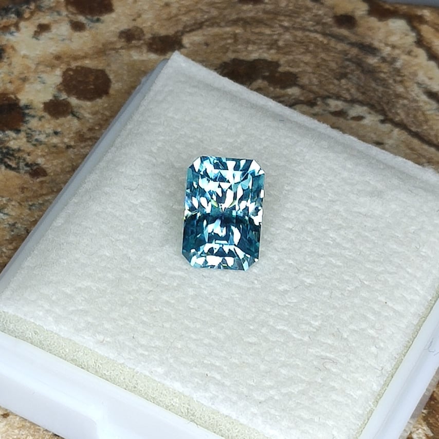 Zircon bleu taille RPC 5.27 cts